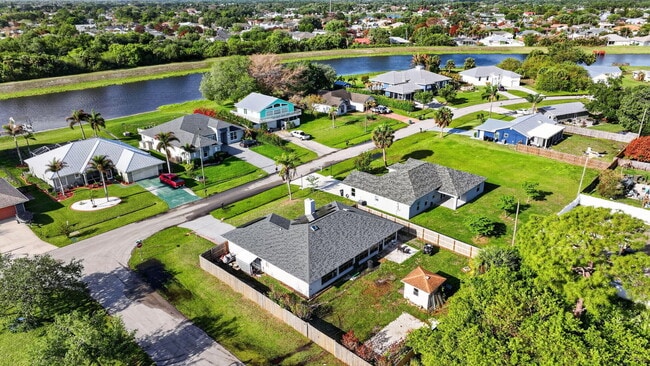 Building Photo - 481 SW Aster Rd