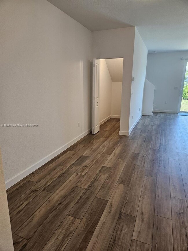 Building Photo - 319 SE Crossoak Ln