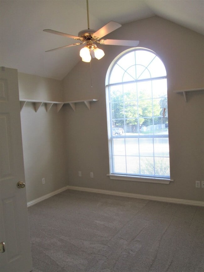 Building Photo - Spacious 3 bedroom 2 bath home in Tyler! Coming soon!