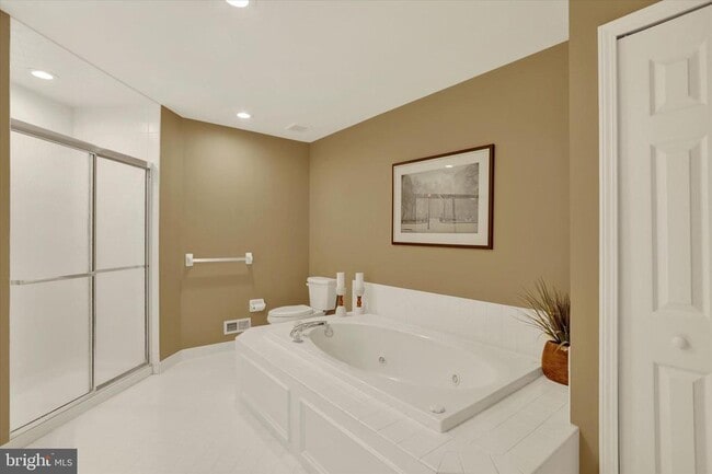 Building Photo - 102 Julian Dr E