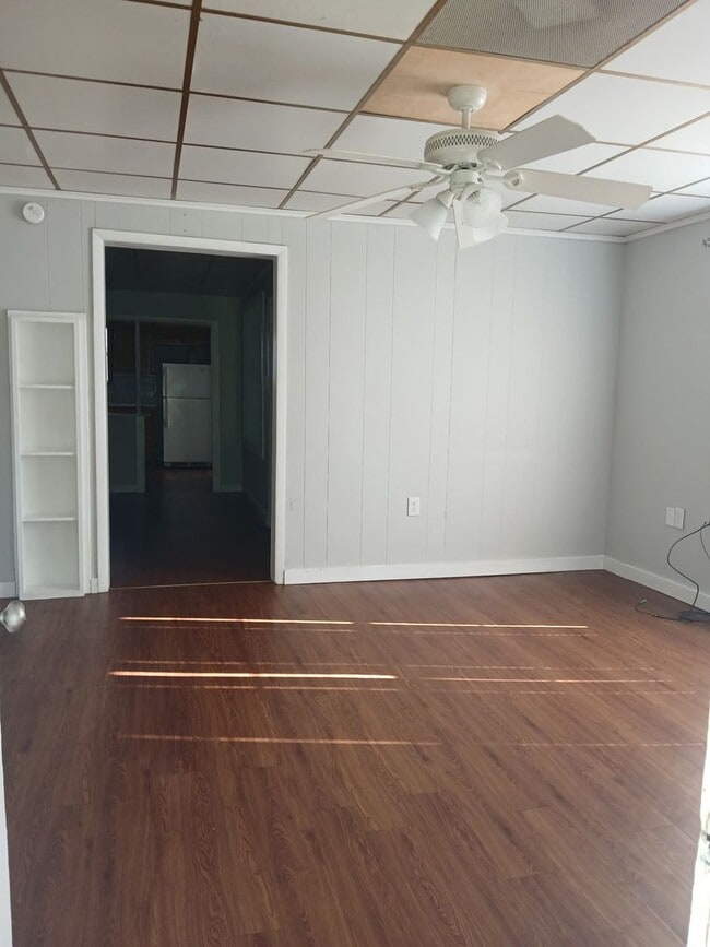 Building Photo - Charming & Convenient 2 bedroom 1 bathroom