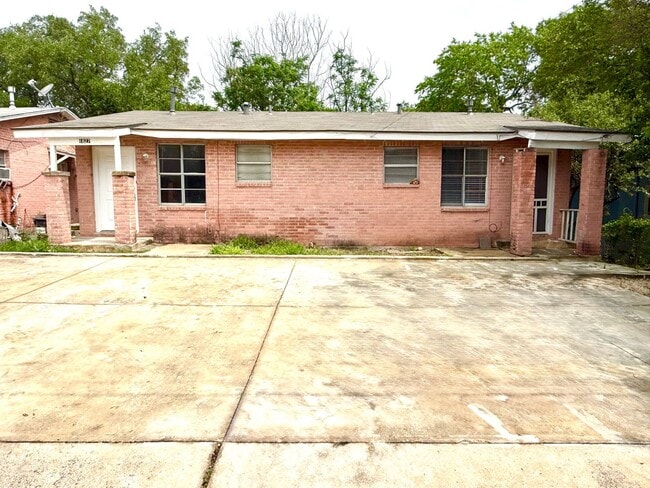 Building Photo - AVAILABLE NOW! 2 Bedroom / 1 Bath Duplex Near Brooks City Base!