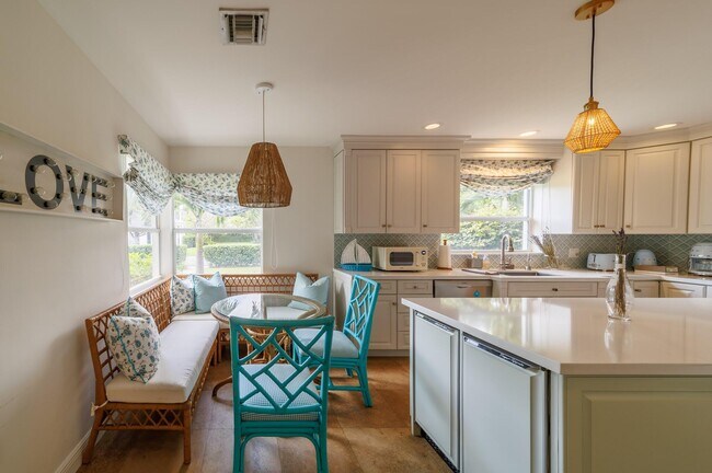 Building Photo - 225 Russlyn Dr