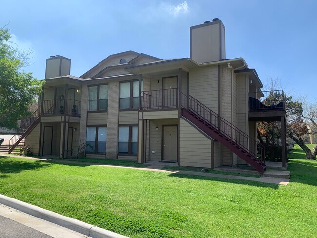 Building Photo - 1007 Spring Loop