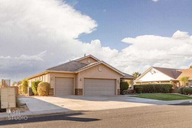 Building Photo - Shadow Mountain 3-Bedroom, 2-Bathroom Home...