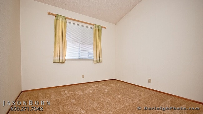 Building Photo - 129 E Court Ln