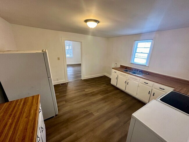 Building Photo - Two Bedroom, 1 Bath House in Columbia!