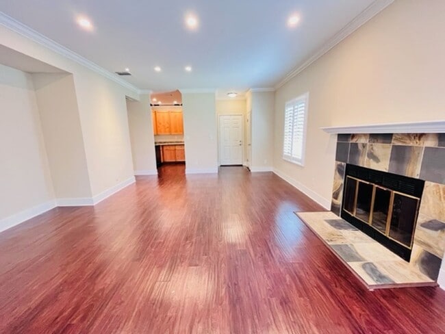 Building Photo - Beautiful, Lower-Level 2BD/2BA, Corner Con...