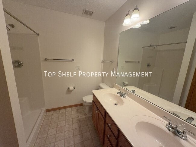 Building Photo - 4404 SW Elm Ct