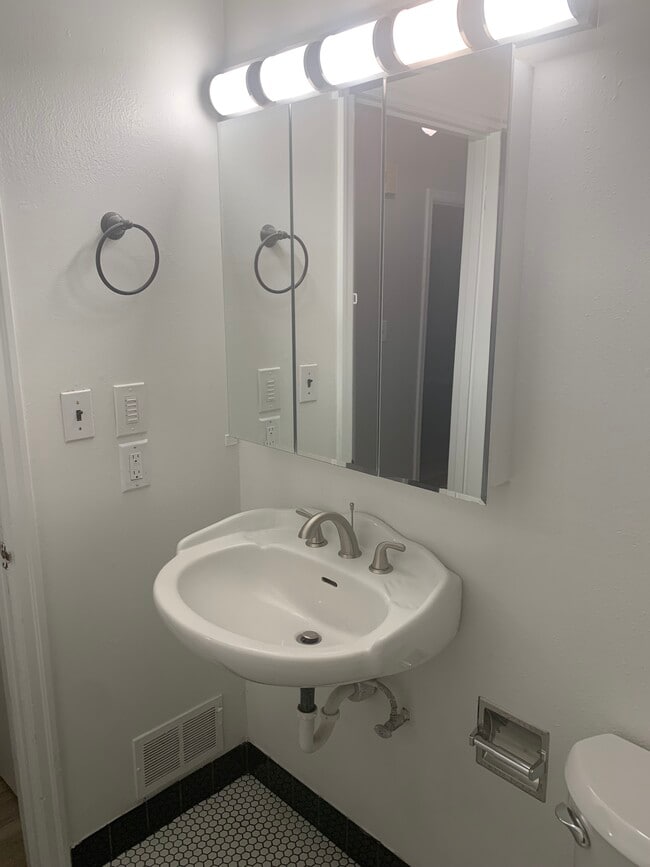 Building Photo - 6525-6525 N Haight Ave