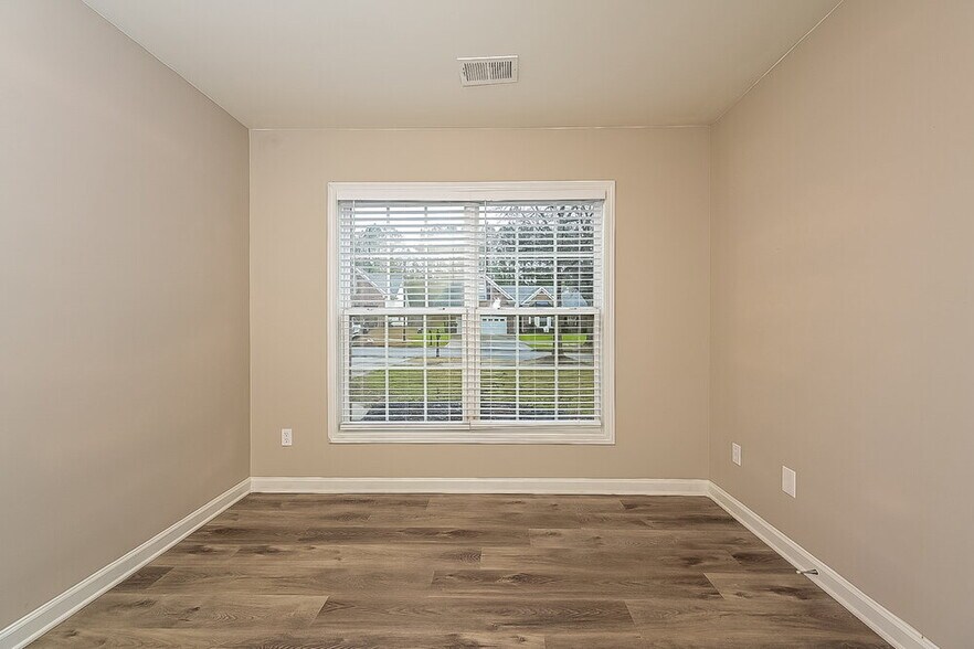 Building Photo - 421 Eglington Tr
