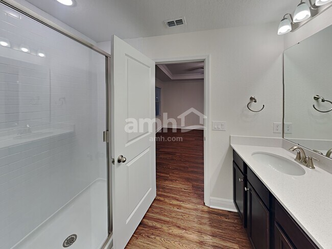 Building Photo - 1028 Sky Lks Dr