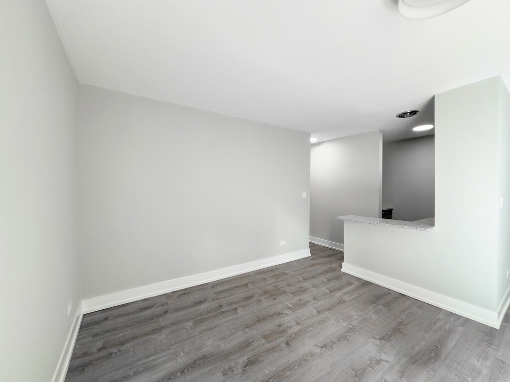 Building Photo - 450 W Barry Ave