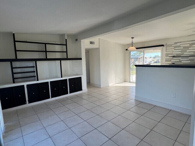 Building Photo - ** Annual ** 2 Bed / 1 Bath Single Family Home ** Conveniently Located ** $1,295