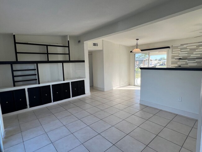 Building Photo - ** Annual ** 2 Bed / 1 Bath Single Family Home ** Conveniently Located ** $1,450
