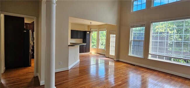Building Photo - 647 Maple Grove Way