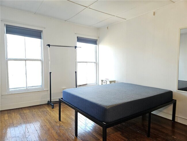 Building Photo - 607 N Cayuga St