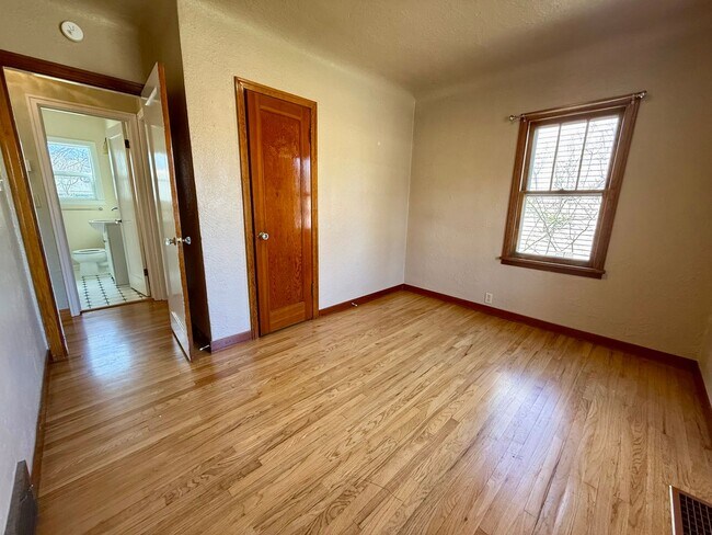 Building Photo - 3 Bedroom / 2 Bath Home - Bespoke Elegance in the University District!