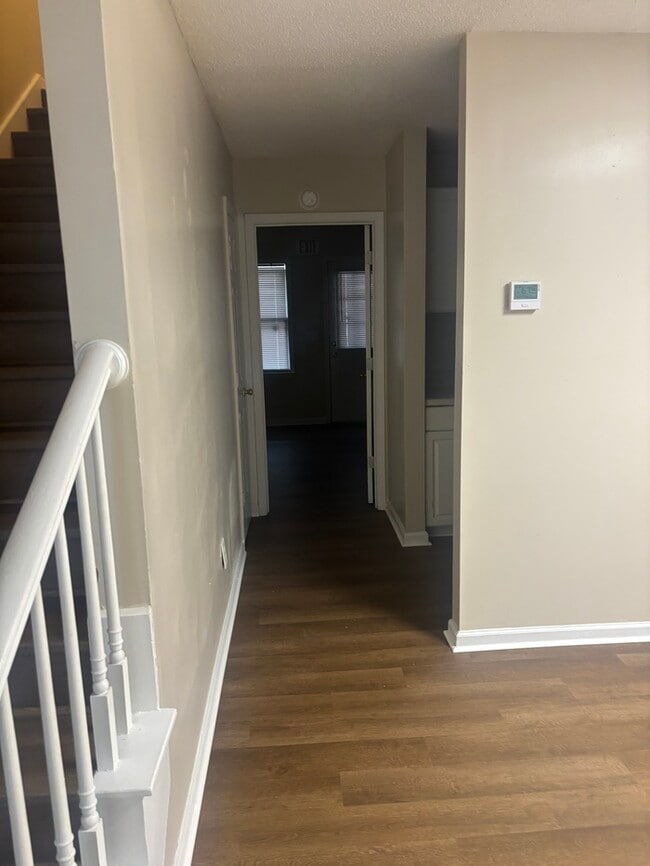 Building Photo - 826 Shull St
