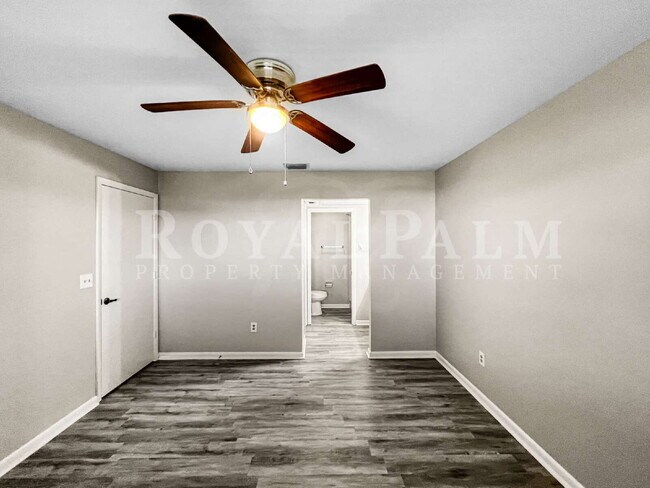 Building Photo - 4530 SW 10th Ave