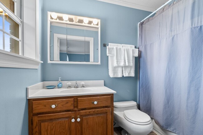 Building Photo - Country Living within Minutes of City Life