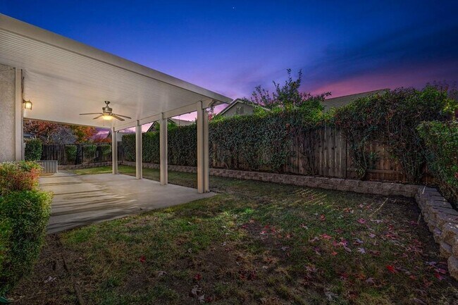 Building Photo - Gorgeous Roseville 4 Bedroom
