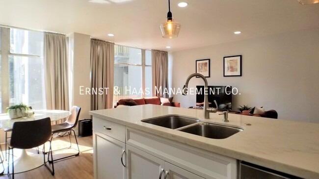 Building Photo - Beautifully Remodeled Condo Located in Pri...