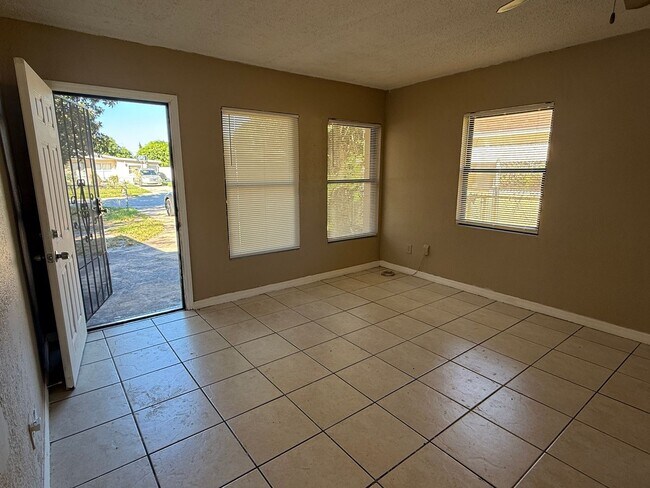 Building Photo - House for rent