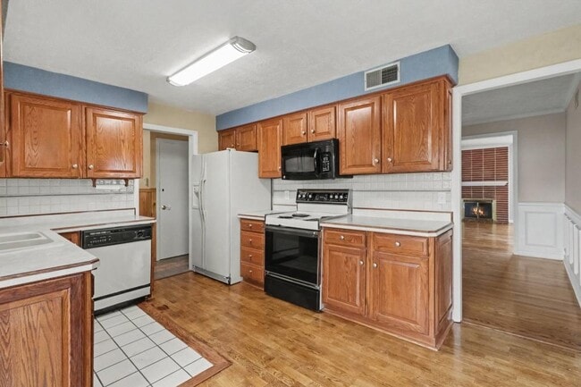 Building Photo - 831 Limekiln Rd