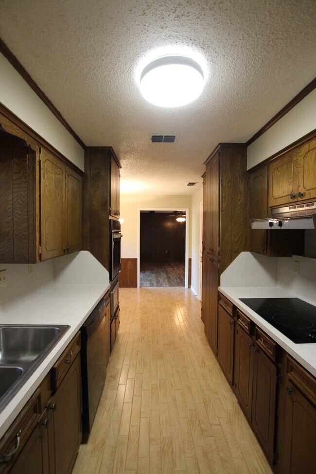 Building Photo - Coming Soon! Charming 3 Bedroom 2 Bath Home in Tyler!