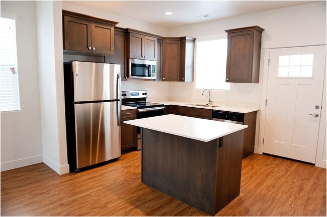 Building Photo - 422 W 200 N