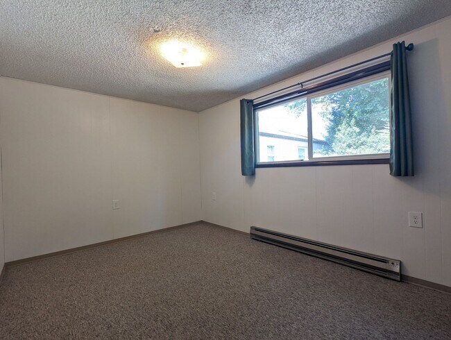 Building Photo - Nice 3-Bedroom, 1-Bath Duplex in Eugene!