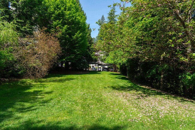Building Photo - 3Bd/2Ba Issaquah Condo