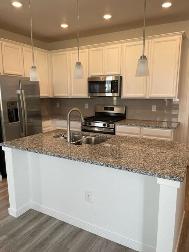 Building Photo - Spacious 4 Bed Townhome with 2-Car Garage in Erie-Available June 1!