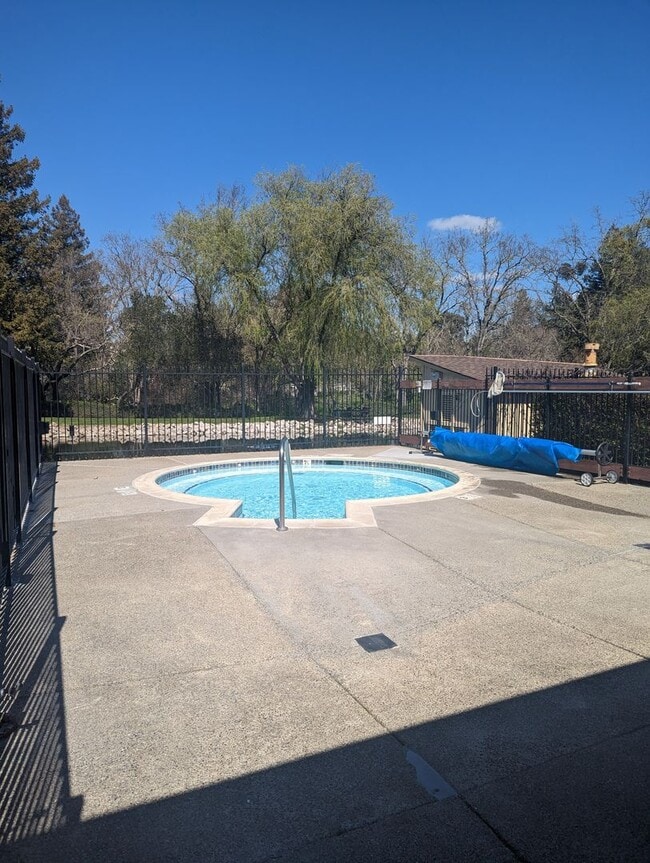 Building Photo - Updated 3 bedroom 2 bathroom Bennett Valle...
