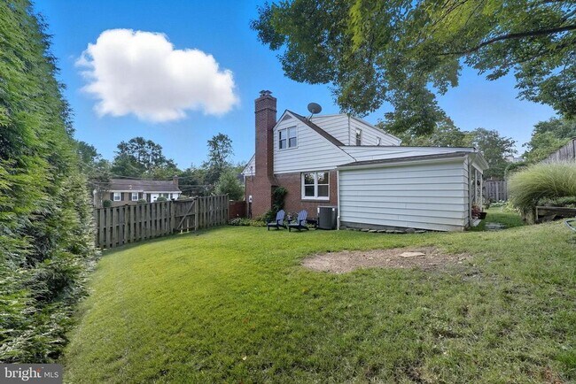 Building Photo - 511 Crestwood Dr