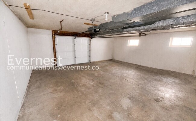 Building Photo - 3 Bed / 1 Bath / Vouchers Accepted / Available Now!