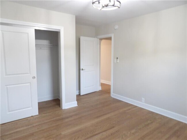 Building Photo - 215 S Ft Thomas Ave