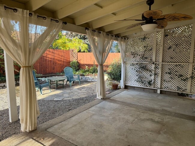 Building Photo - Charming 2-bedroom, 2-bathroom home locate...