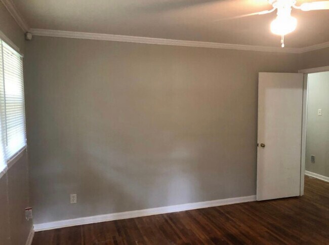 Building Photo - 4368 Gardenview Dr