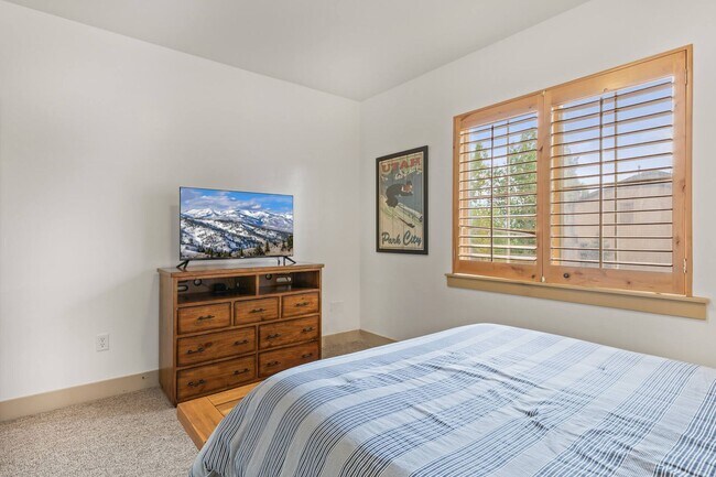 Building Photo - Stunning Furnished Park City Condo