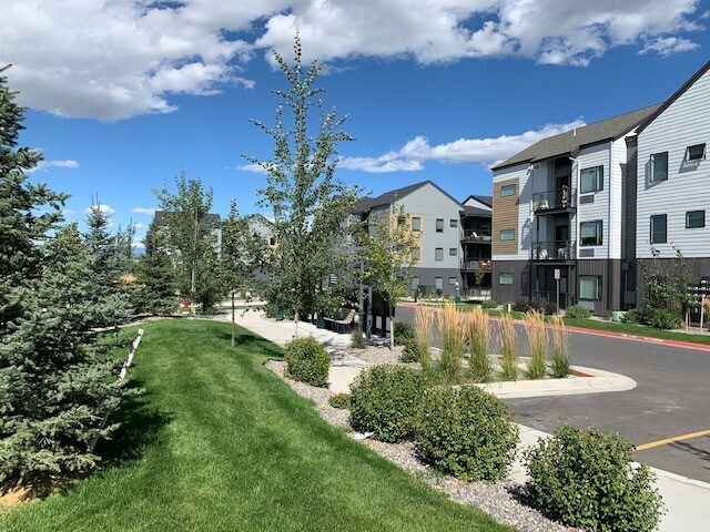 Building Photo - 2 Bedrooms 2 Bathrooms - Corner Unit- Grou...