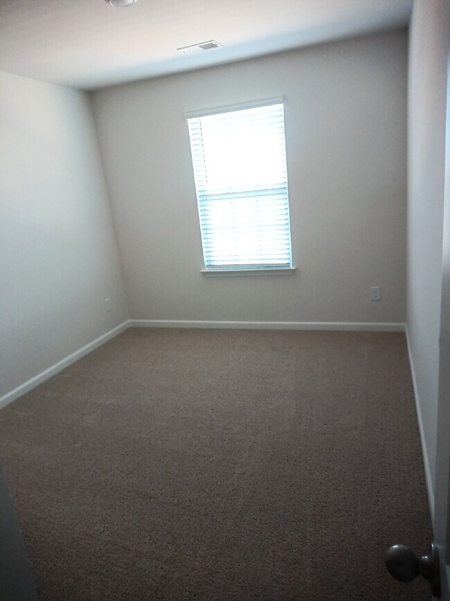 Building Photo - "Charming 3-Bed Townhouse with Granite Accents on Amberview Lane, Kernersville!"