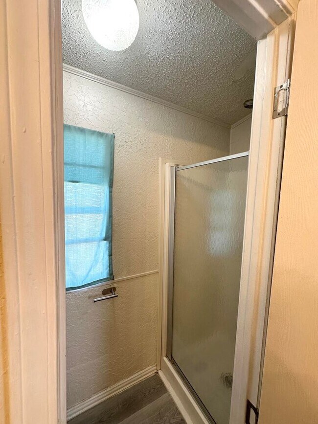 Building Photo - 3 Bed 2 Bath Sitting on 2 Acres