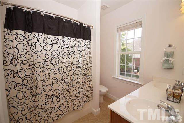 Master Bath - 303 W Savannah Ridge Rd