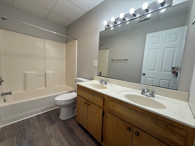 Building Photo - 270 Bailey St