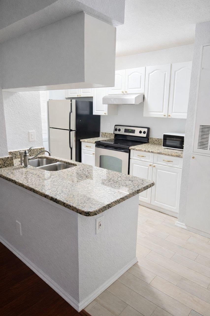 Building Photo - 2550 N Alafaya Trl