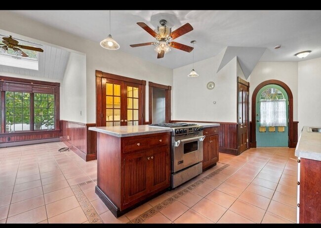 Building Photo - 118 Elm St