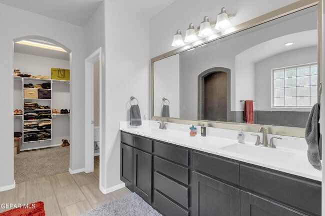 Building Photo - 1044 Gaitan St