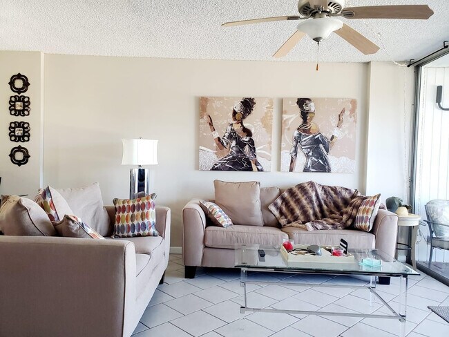 Building Photo - 120 Royal Pk Dr